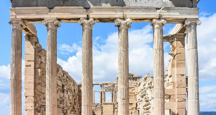 Ruines de temple grec antique avec colonnes classiques.