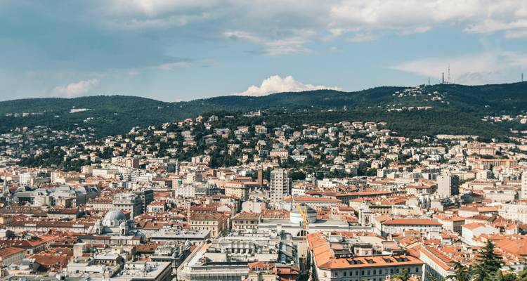 Vue sur un paysage urbain avec des collines en arrière-plan.