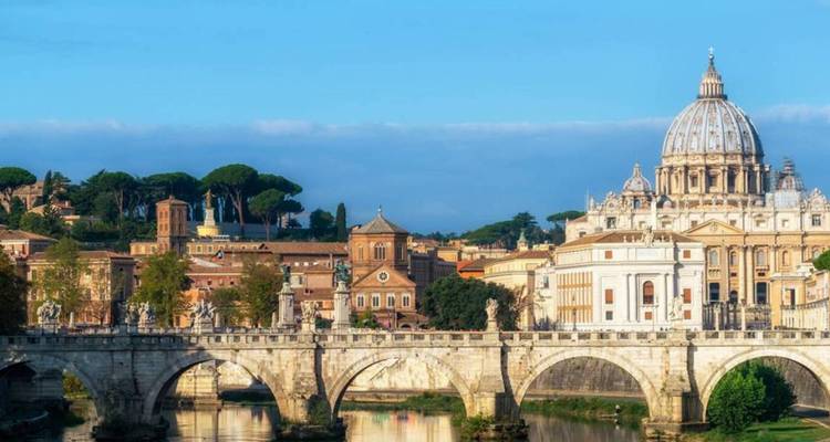 Ein Blick auf eine historische Stadtlandschaft mit einem markanten kuppelförmigen Gebäude.