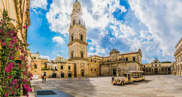 Weiter Platz in Lecce mit Glockenturm, Touristenzug und Kartenüberlagerung