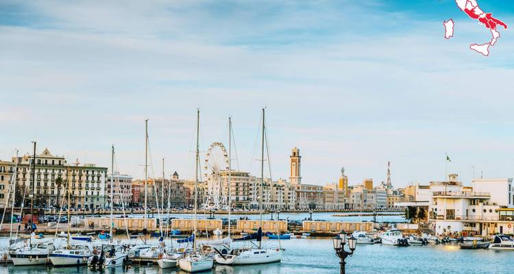 Bari Marina mit vertäuten Segelbooten und Stadtsilhouette, Kartenüberlagerung sichtbar