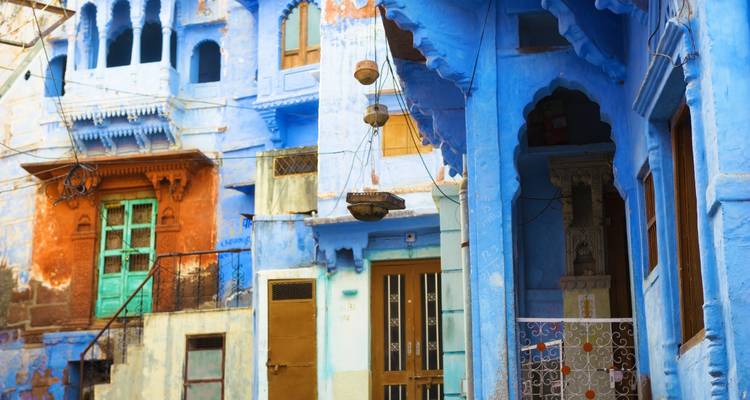 Casas azules coloridas en un callejón tradicional indio estrecho.