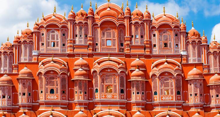 La icónica fachada roja del Hawa Mahal con intrincados trabajos de celosía.