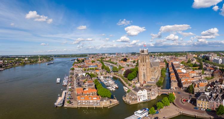 Luchtfoto van Dordrecht met een kerk en rivier.