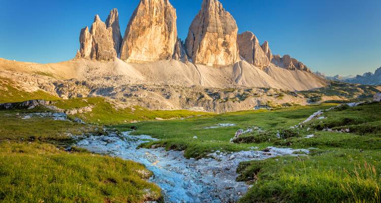 De majestueuze Tre Cime di Lavaredo toppen met een heldere hemel.