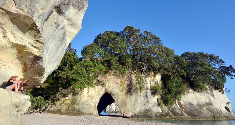 Cathedral Cove avec son arche emblématique à Coromandel.