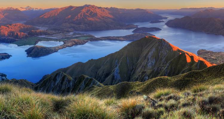 Vue du lac Wanaka et des montagnes environnantes au coucher du soleil.