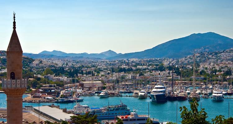 Vista de un puerto deportivo con barcos y un minarete en Bodrum.