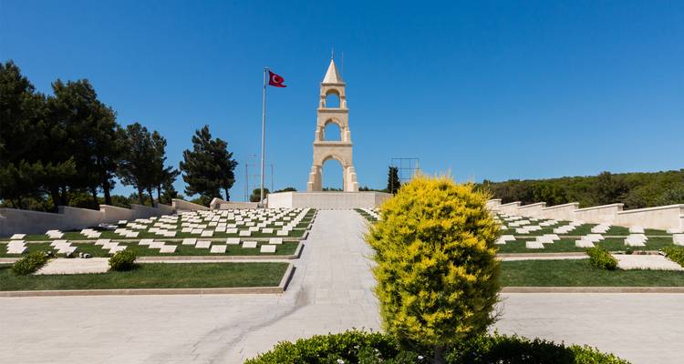 Oorlogsgedenkteken begraafplaats met een monument en Turkse vlag.