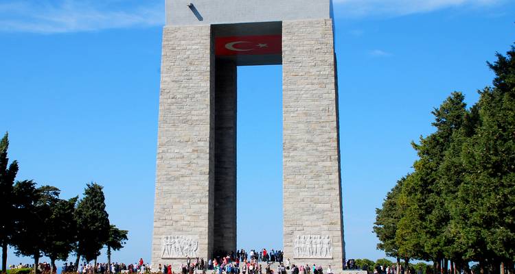 El Memorial de los Mártires de Çanakkale elevándose sobre los visitantes en la península de Gallípoli en un día despejado.