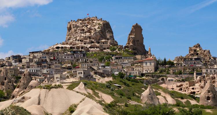 Charakteristische Felsformationen und antike Behausungen in Kappadokien.