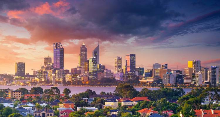 Horizon urbain au crépuscule avec ciel coloré.