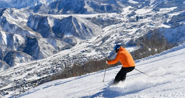 Personne skiant avec vues panoramiques sur les montagnes.