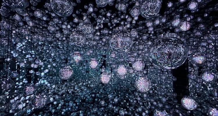 Pièce réfléchissante remplie de lumières donnant un effet infini.