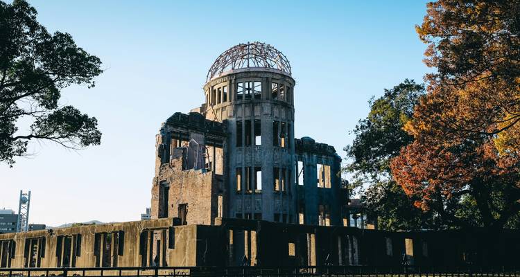 Dôme de la Bombe Atomique à Hiroshima avec des arbres automnaux.