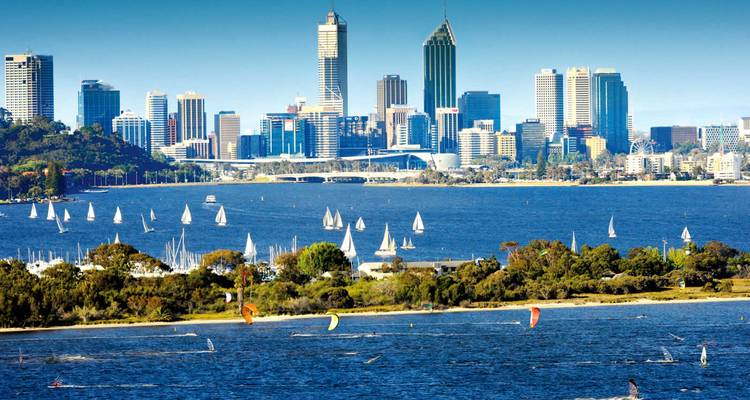 Horizon urbain avec une rivière et des activités nautiques.