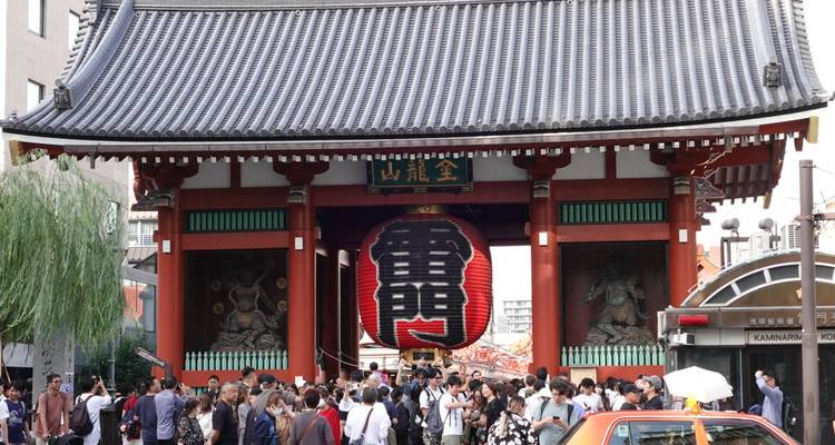Entrée du célèbre temple Sensoji avec des foules.
