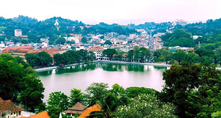 Une vue panoramique de la ville de Kandy avec un lac central.