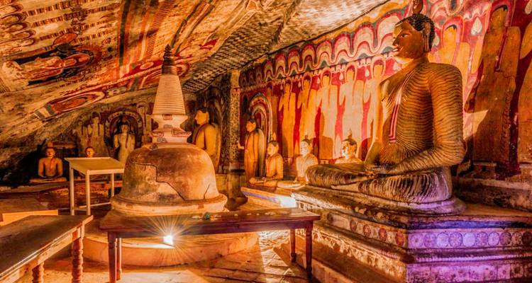 Statues de Bouddha à l'intérieur d'un temple-grotte décoré.