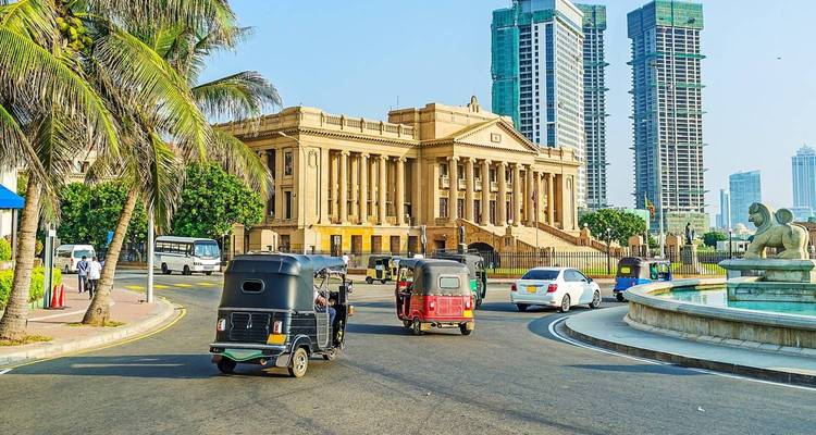 Bâtiment historique dans une ville avec une rue animée.