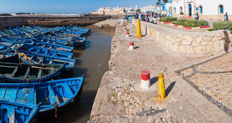 Barcos de pesca amarrados en el muelle.