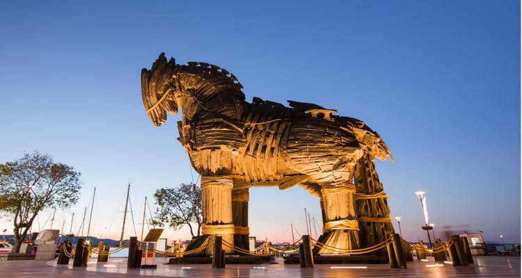 Houten Trojaanse Paard replica bij zonsondergang.