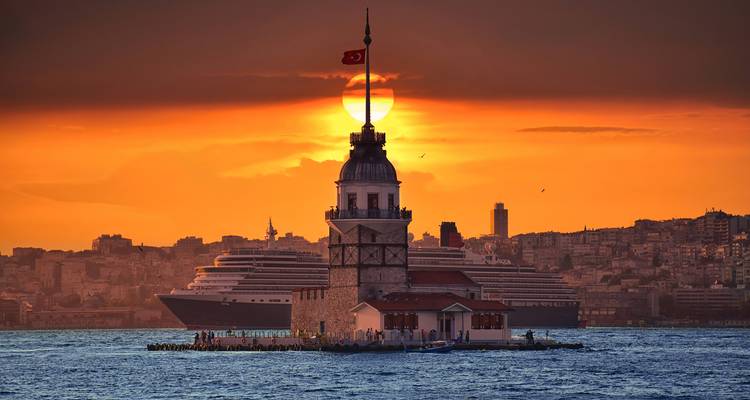 Kızkulesi in de Bosporus bij zonsondergang.