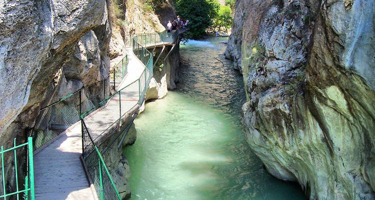 Garganta con un río y sendero.