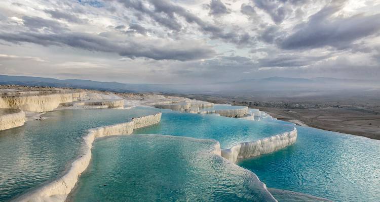 Terrazas de travertino de Pamukkale con agua turquesa.