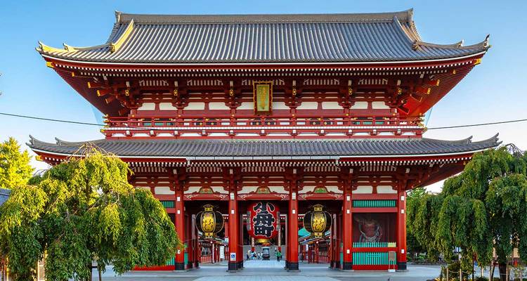 Temple Senso-ji à Tokyo avec architecture rouge et lanternes.