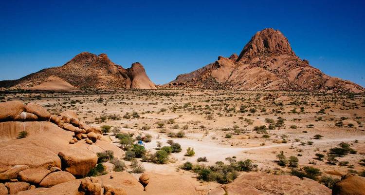 Felsige Wüstenlandschaft mit Bergen.