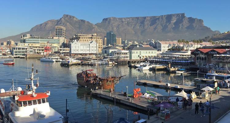 Hafen mit Booten und einem Berg im Hintergrund.