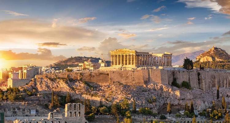 Une vue de coucher de soleil sur l'Acropole d'Athènes.