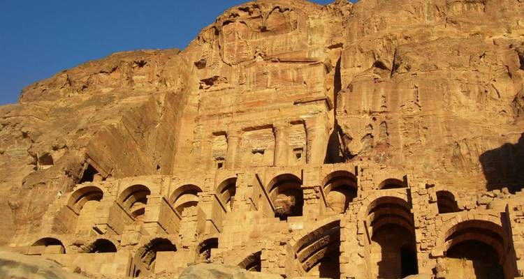 Architecture antique rocheuse sculptée dans une falaise.