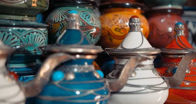 Étalages de bouilloires en céramique colorées dans un marché.