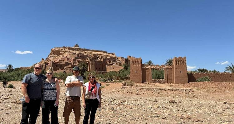 Groupe devant Aït Benhaddou, un village fortifié historique.