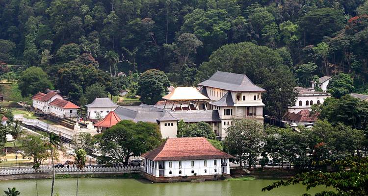 Complexe de temples entouré d'un paysage verdoyant et d'un lac.