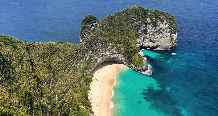 Vue aérienne d'une plage pittoresque avec une eau cristalline.