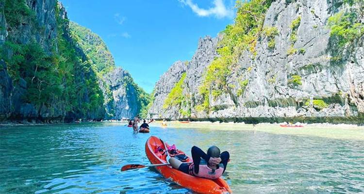 Des kayakistes se détendant et pagayant dans une crique tropicale pittoresque.