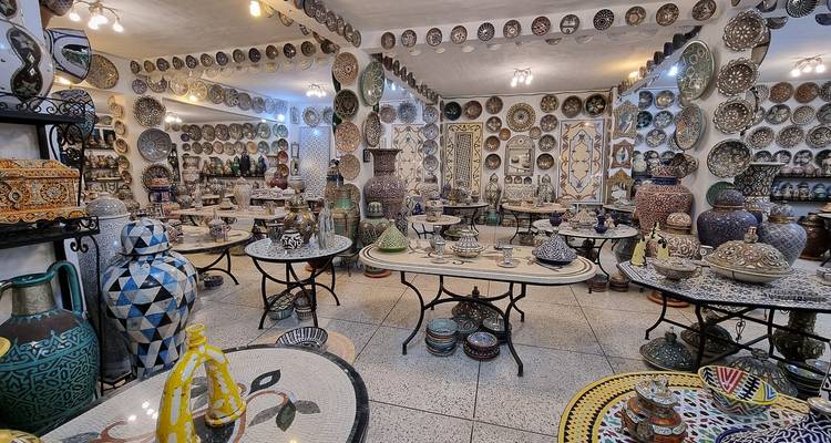 Poteries colorées exposées dans une boutique.