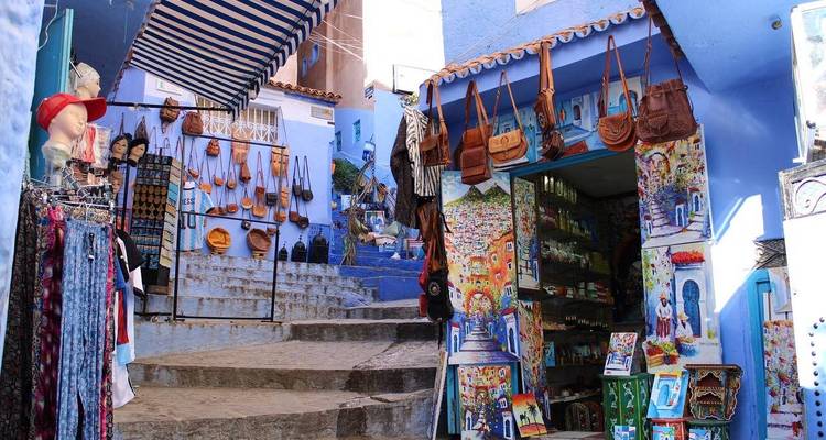 Marché peint en bleu avec art et artisanat.