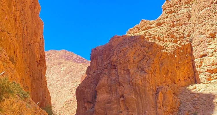 Formations rocheuses des Gorges du Todra avec ciel bleu.