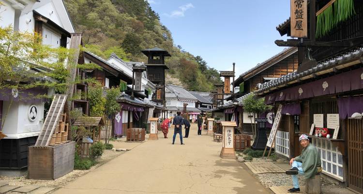 Village japonais traditionnel avec des gens dans la rue.