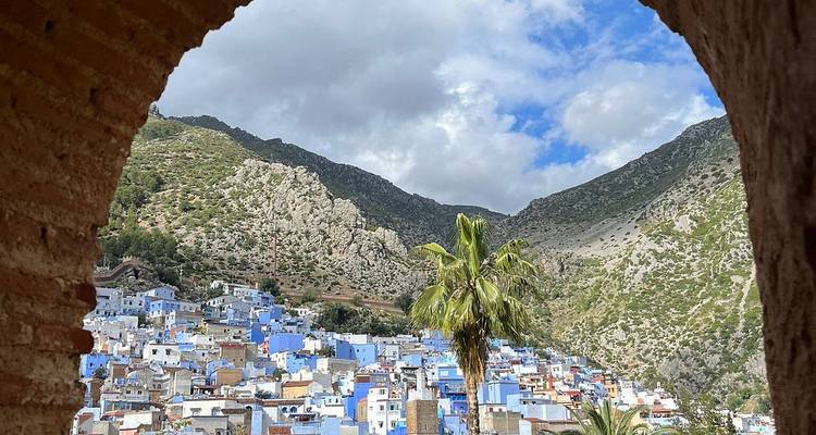 Vue panoramique de Chefchaouen avec ses bâtiments bleus.