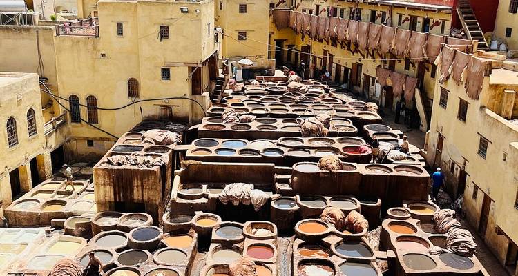 Tanneries traditionnelles vibrantes avec des bassins de teinture dans une ville marocaine.