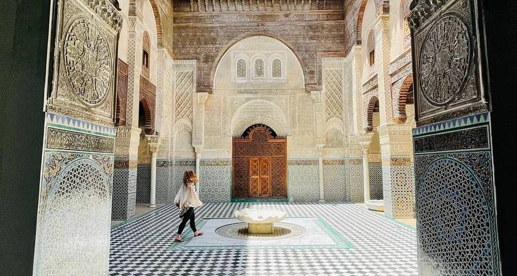 Intérieur orné avec des carreaux marocains et une fontaine.