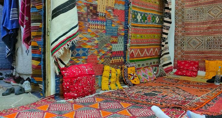 Textiles colorés et tapis exposés dans une boutique.