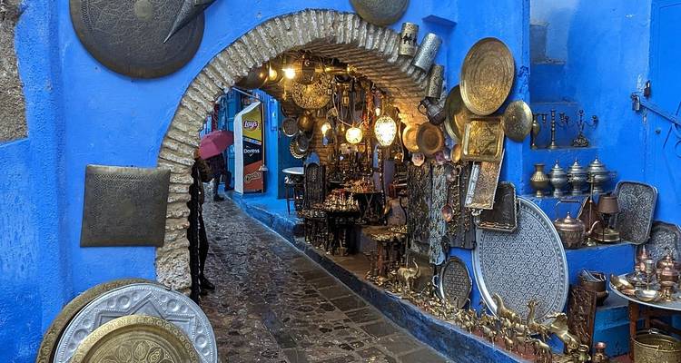 Un marché vibrant à Chefchaouen avec des articles en métal.