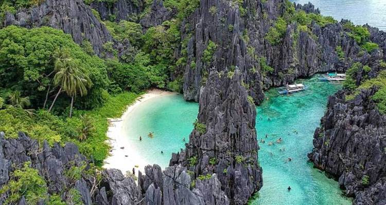 Lagon tropical avec une eau claire et des falaises calcaires spectaculaires.