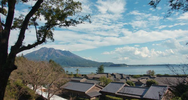 Vue de Kagoshima avec le volcan Sakurajima en arrière-plan.